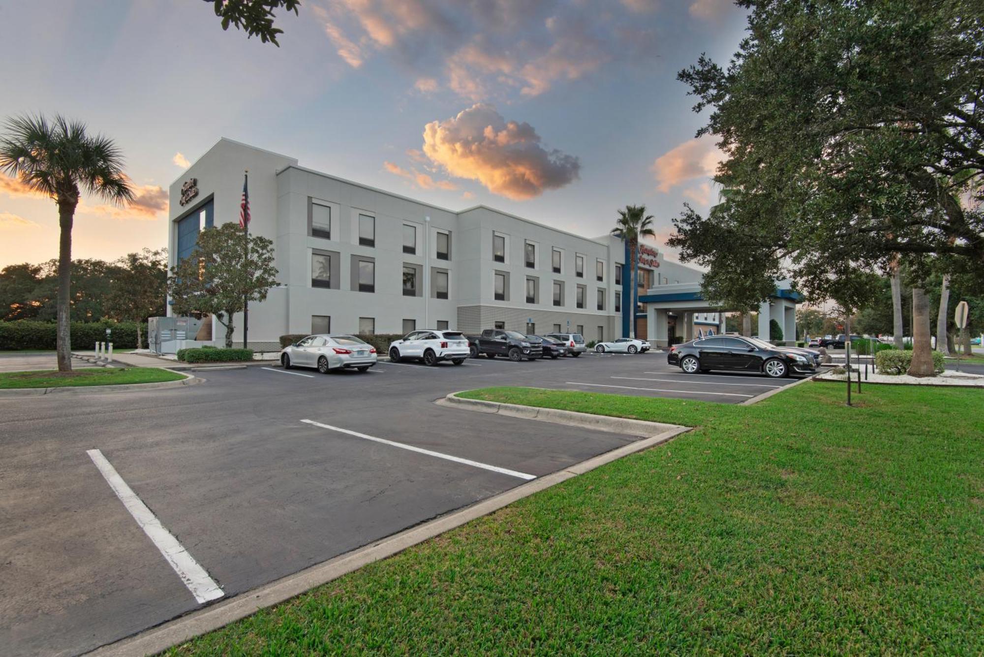 Hampton Inn & Suites Pensacola I-10 N At University Town Plaza Exterior photo