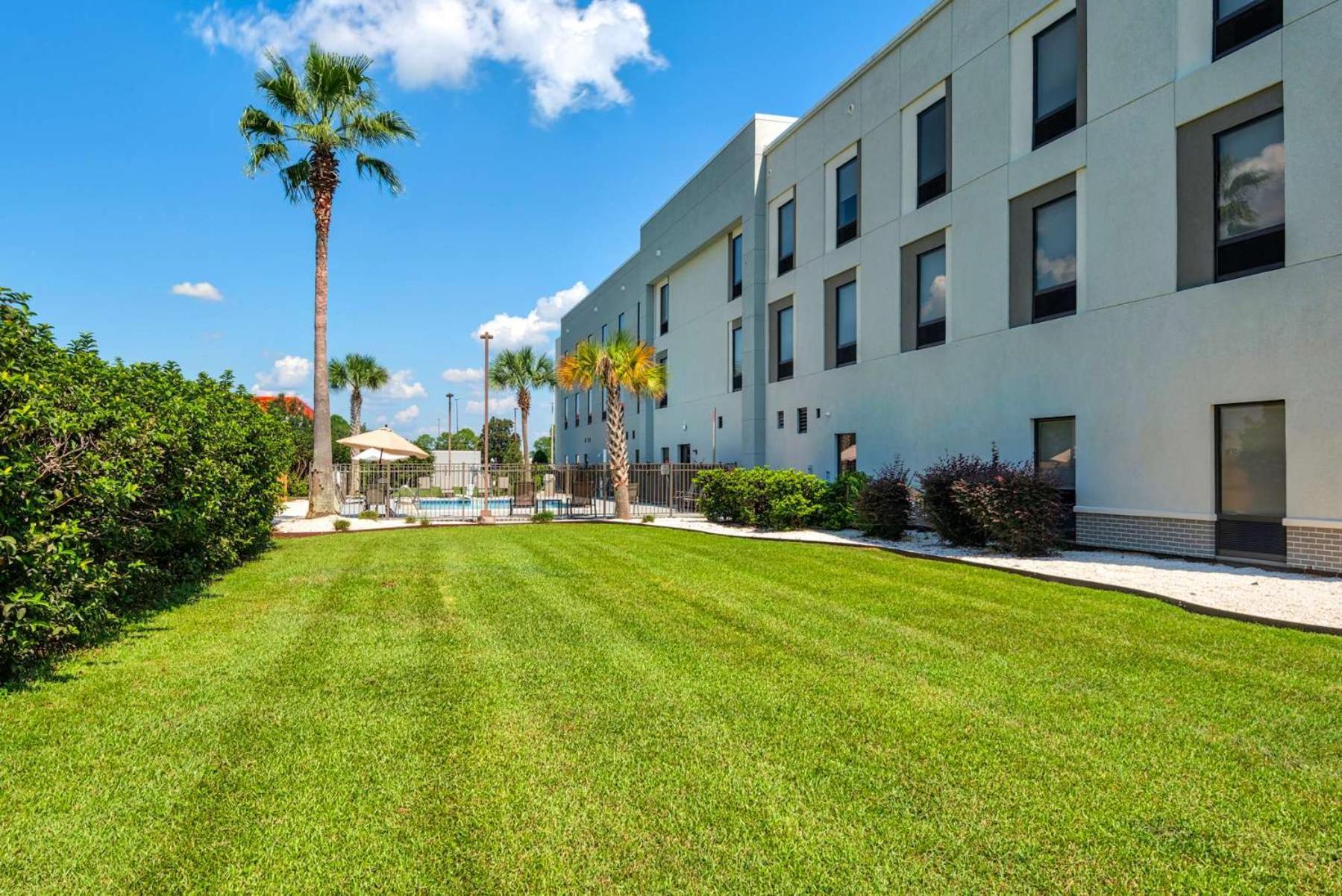 Hampton Inn & Suites Pensacola I-10 N At University Town Plaza Exterior photo