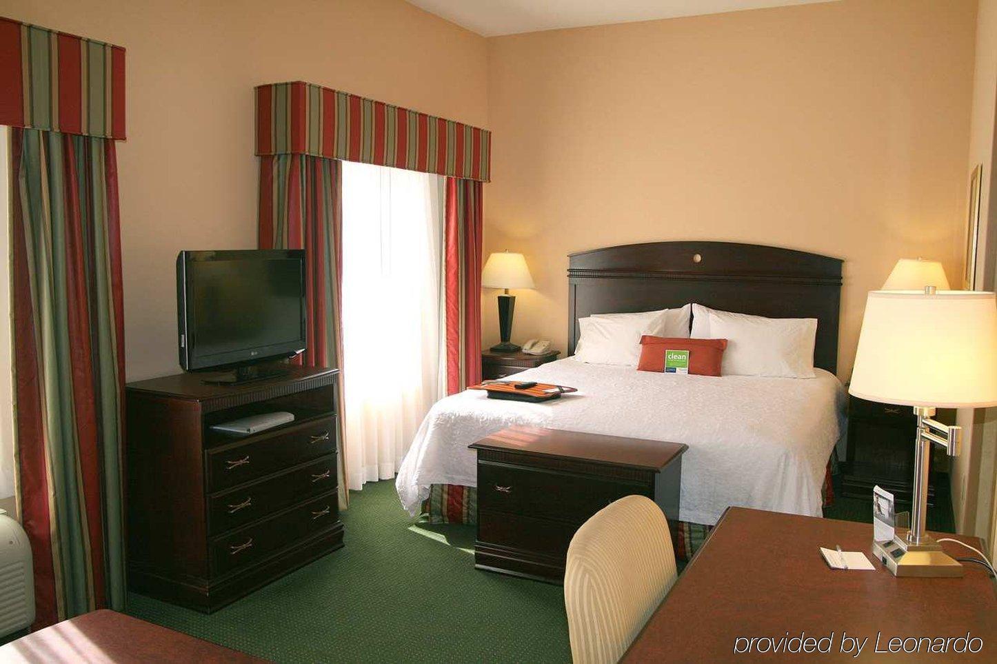 Hampton Inn & Suites Pensacola I-10 N At University Town Plaza Room photo